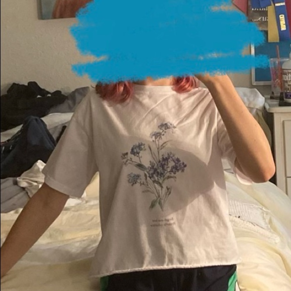 *DONATING SOON* Brandy Melville Forget-Me-Not flower Shirt